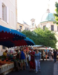 Apt Markt mit der Kathedrale St Anne